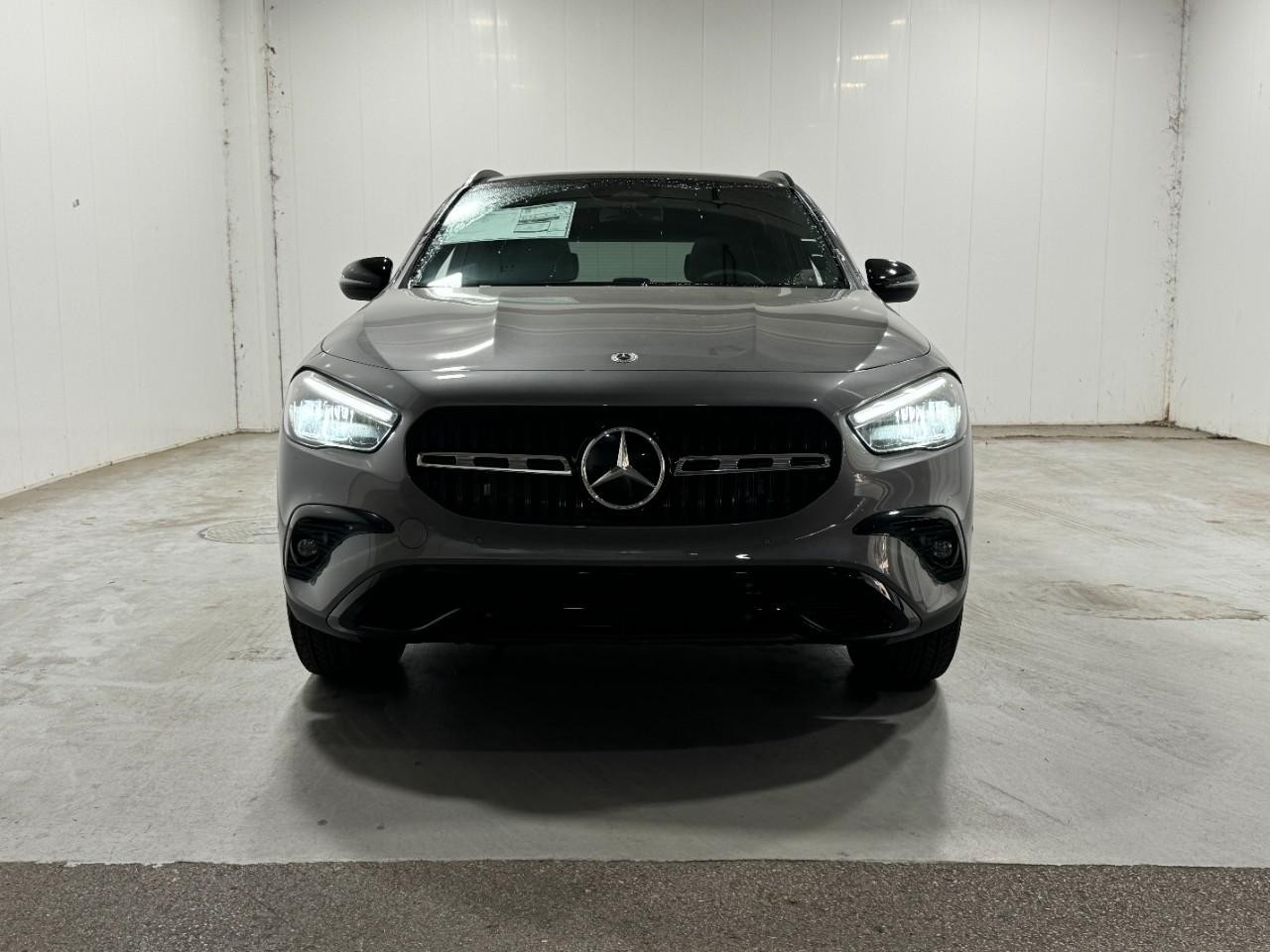 Mercedes-Benz GLA Vehicle Full-screen Gallery Image 7