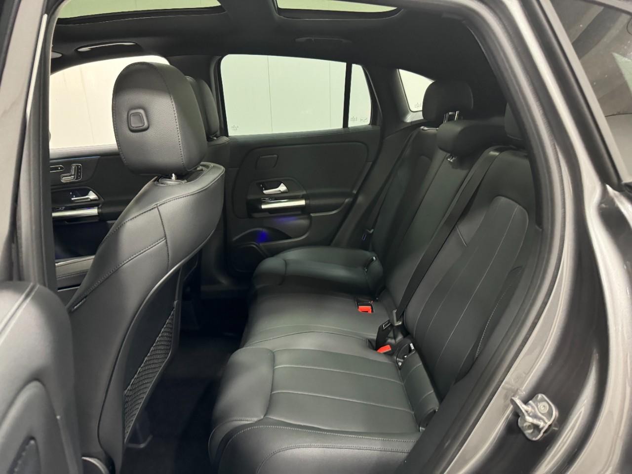 Mercedes-Benz GLA Vehicle Full-screen Gallery Image 8