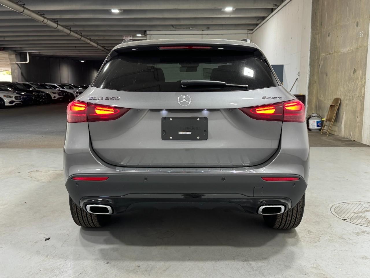 Mercedes-Benz GLA Vehicle Full-screen Gallery Image 9