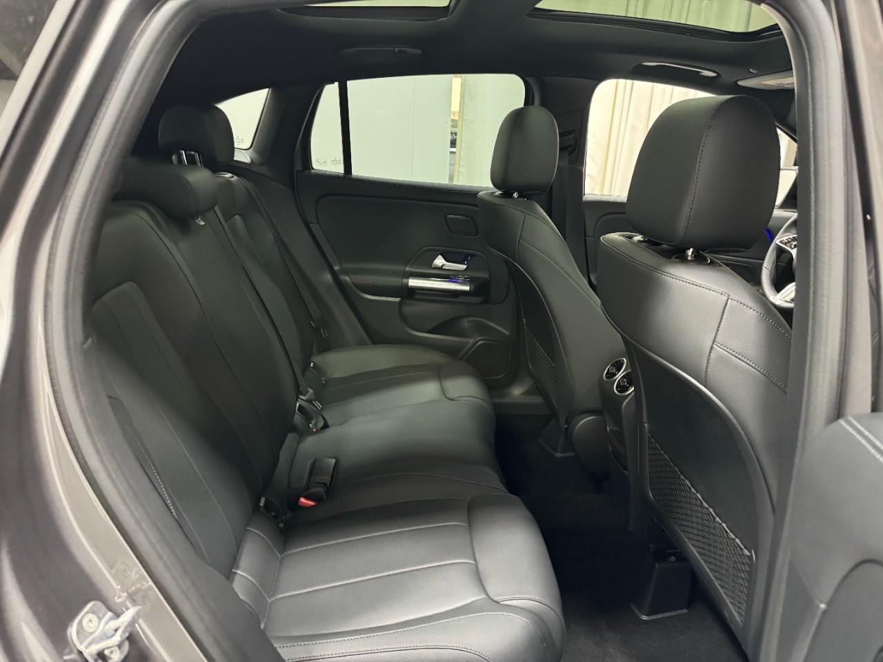 Mercedes-Benz GLA Vehicle Full-screen Gallery Image 10