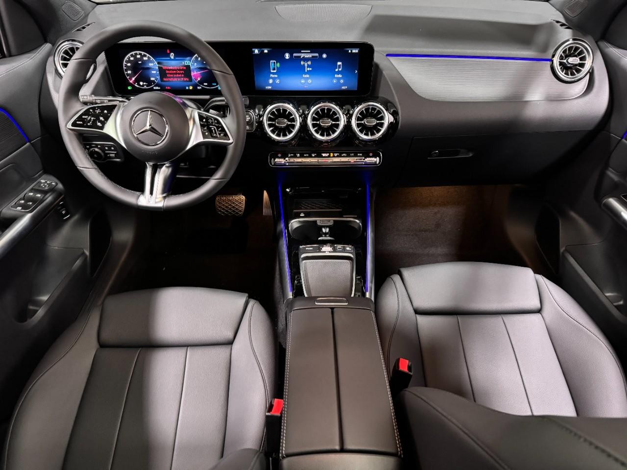 Mercedes-Benz GLA Vehicle Full-screen Gallery Image 12
