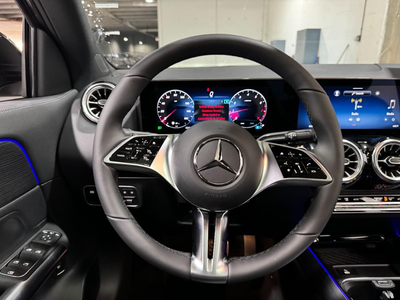 Mercedes-Benz GLA Vehicle Full-screen Gallery Image 13