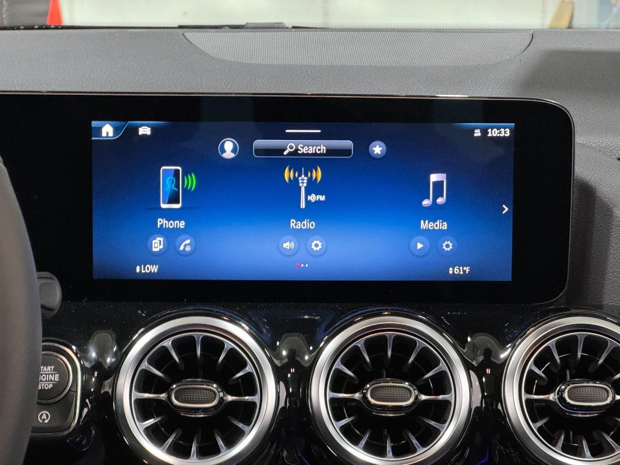 Mercedes-Benz GLA Vehicle Full-screen Gallery Image 14