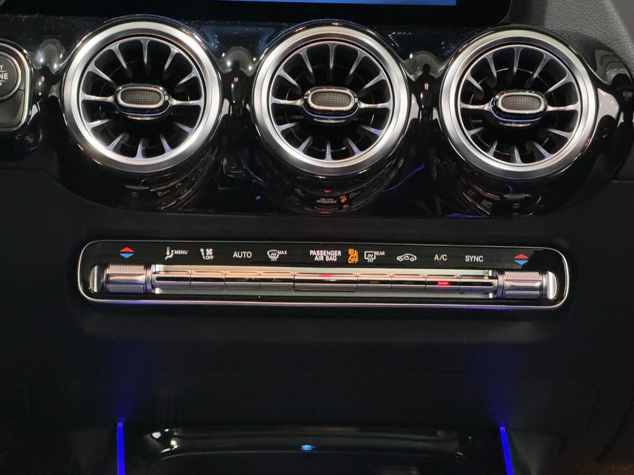 Mercedes-Benz GLA Vehicle Full-screen Gallery Image 15