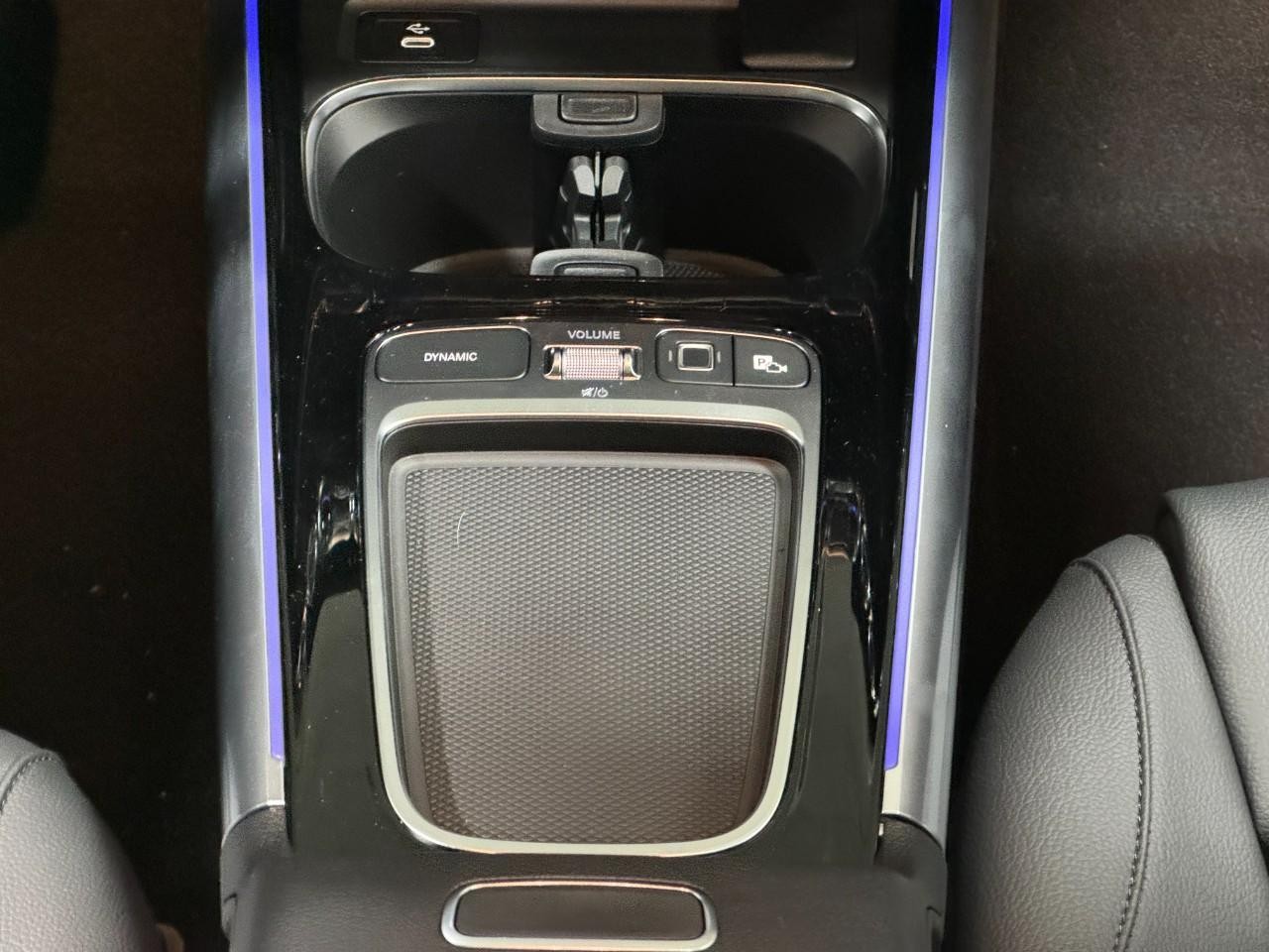 Mercedes-Benz GLA Vehicle Full-screen Gallery Image 16