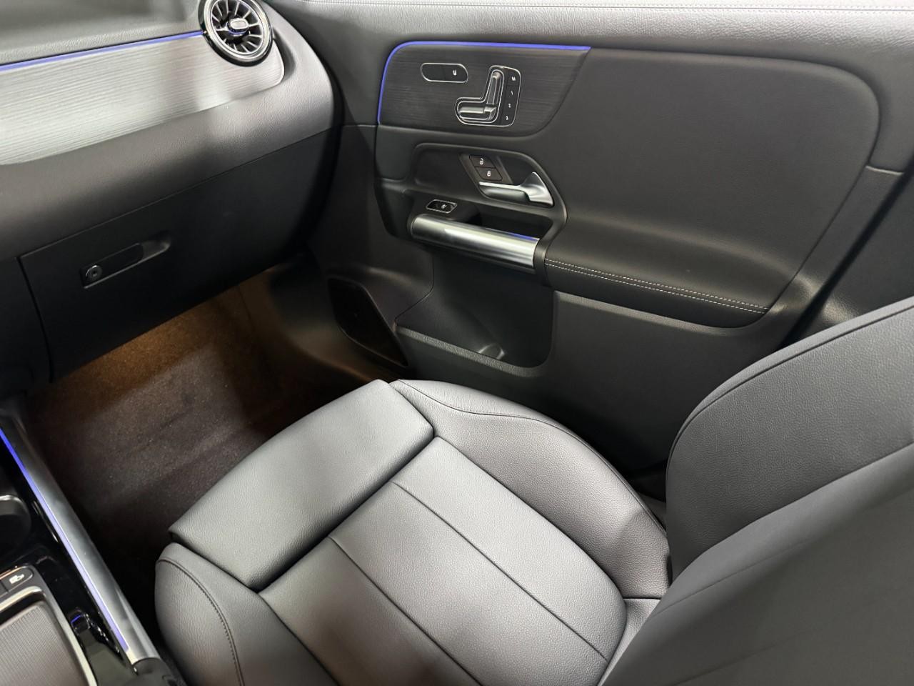 Mercedes-Benz GLA Vehicle Full-screen Gallery Image 17