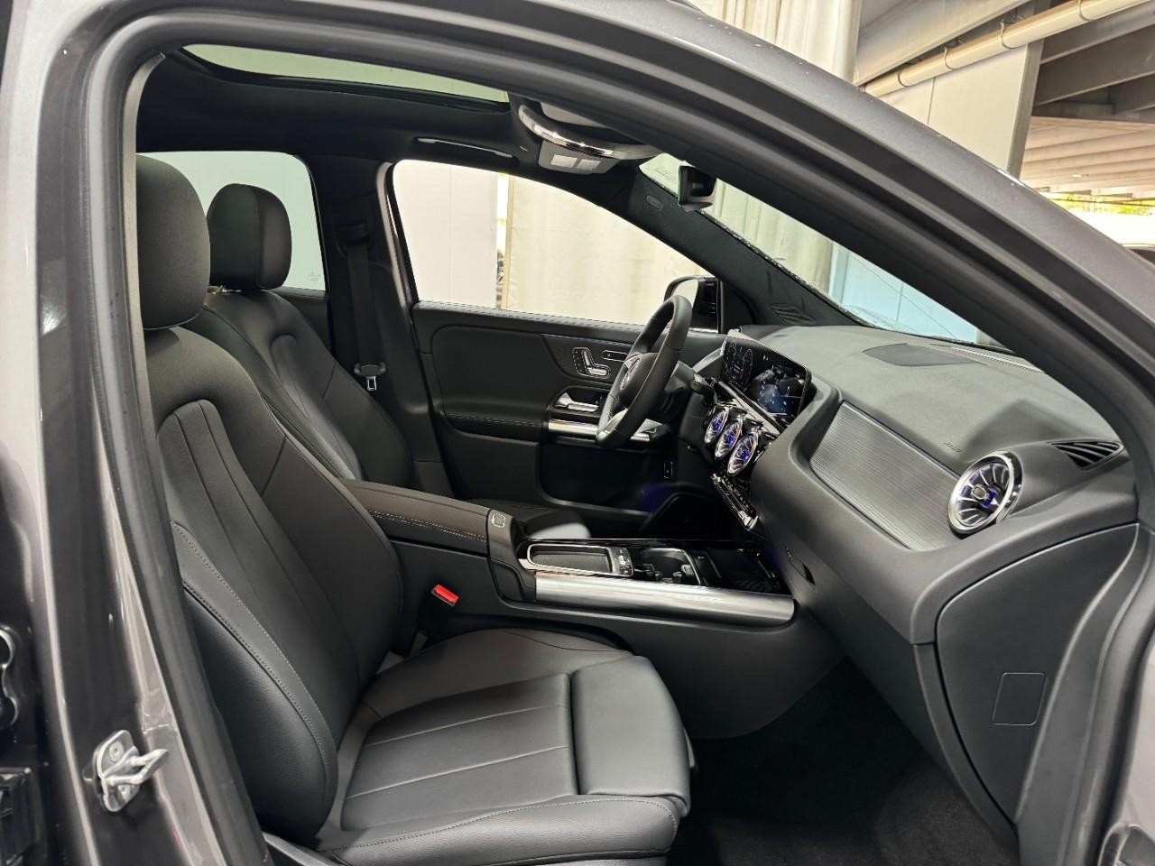 Mercedes-Benz GLA Vehicle Full-screen Gallery Image 18