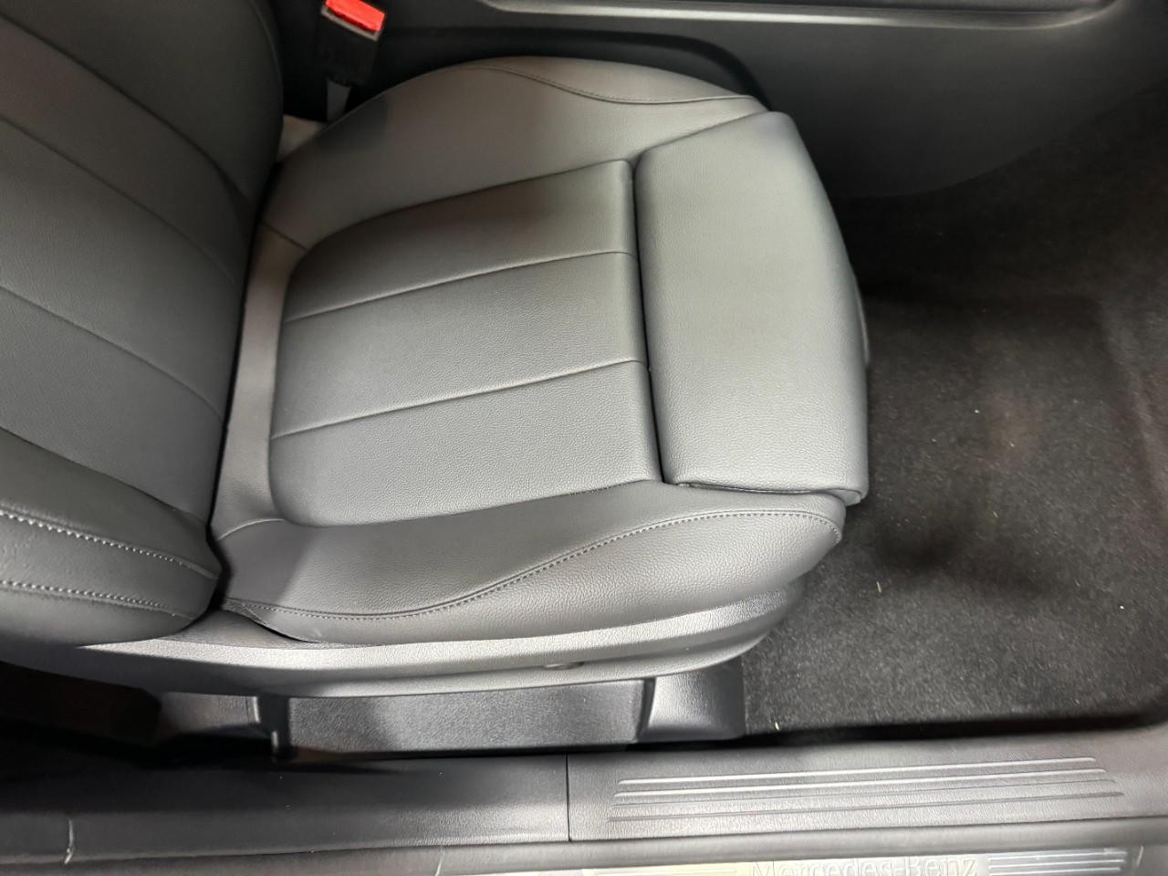 Mercedes-Benz GLA Vehicle Full-screen Gallery Image 19