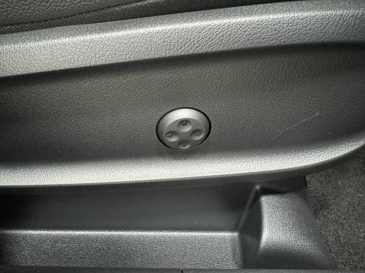 Mercedes-Benz GLA Vehicle Full-screen Gallery Image 20