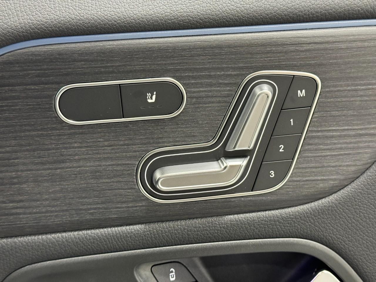 Mercedes-Benz GLA Vehicle Full-screen Gallery Image 21