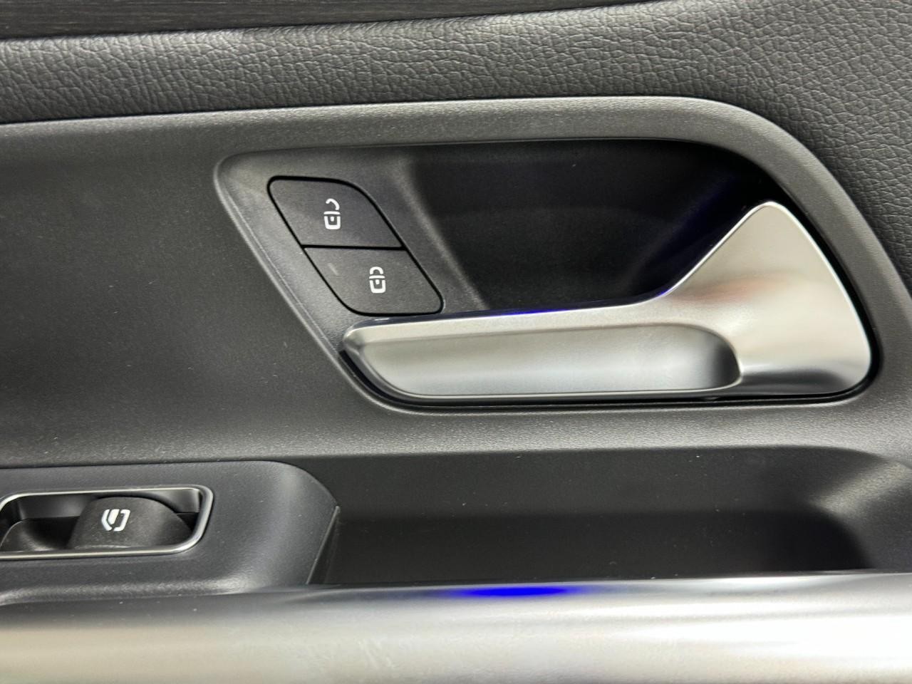 Mercedes-Benz GLA Vehicle Full-screen Gallery Image 22