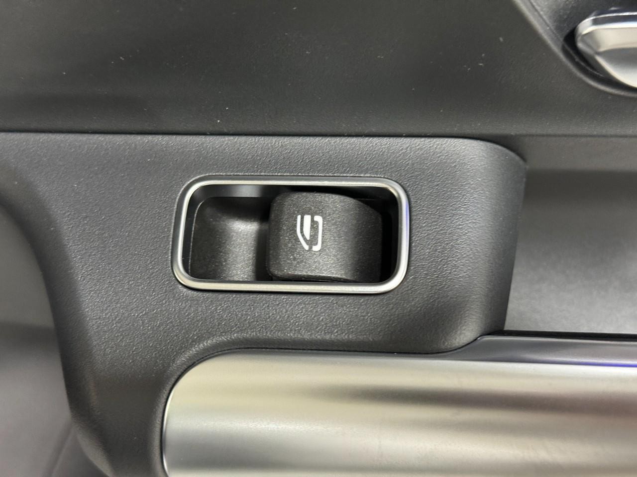 Mercedes-Benz GLA Vehicle Full-screen Gallery Image 23