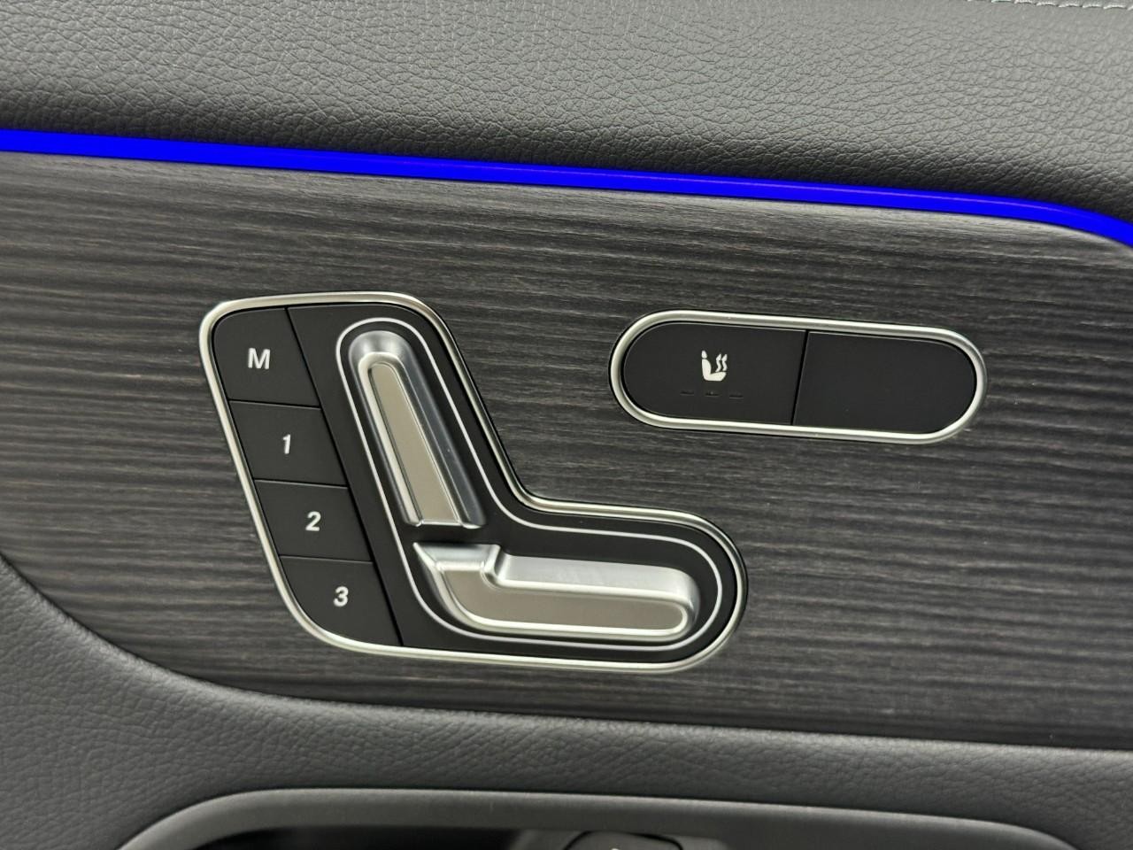 Mercedes-Benz GLA Vehicle Full-screen Gallery Image 24