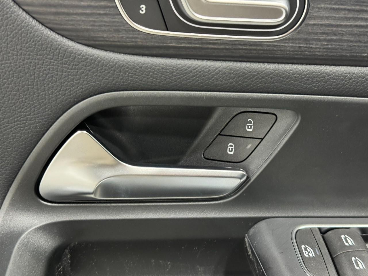 Mercedes-Benz GLA Vehicle Full-screen Gallery Image 25