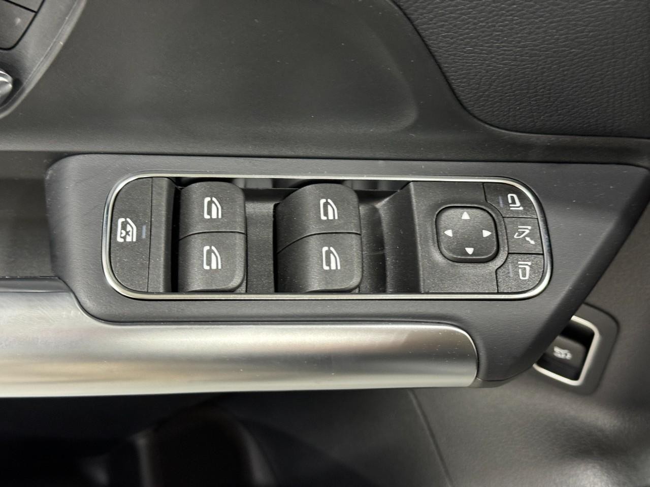 Mercedes-Benz GLA Vehicle Full-screen Gallery Image 26