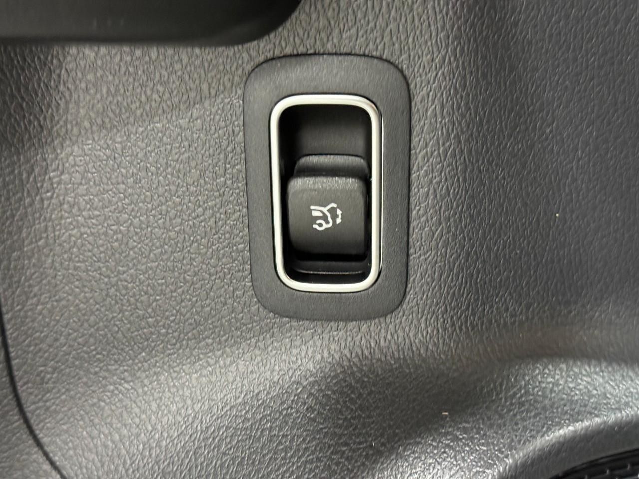 Mercedes-Benz GLA Vehicle Full-screen Gallery Image 27