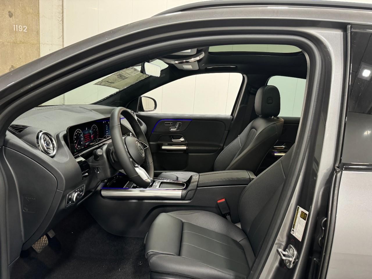 Mercedes-Benz GLA Vehicle Full-screen Gallery Image 28