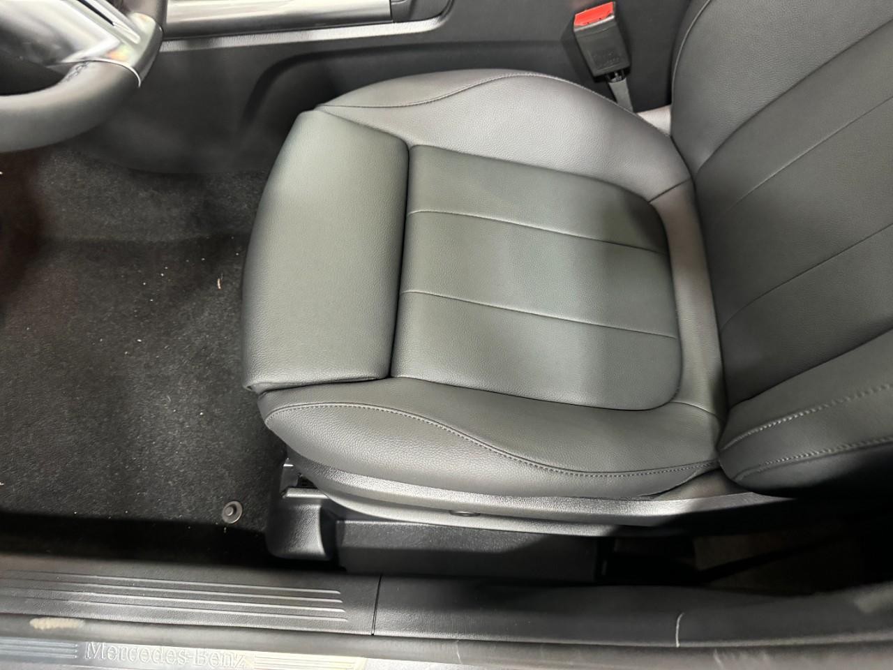 Mercedes-Benz GLA Vehicle Full-screen Gallery Image 29