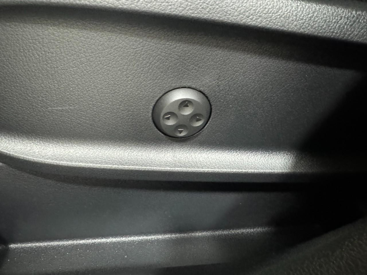 Mercedes-Benz GLA Vehicle Full-screen Gallery Image 30