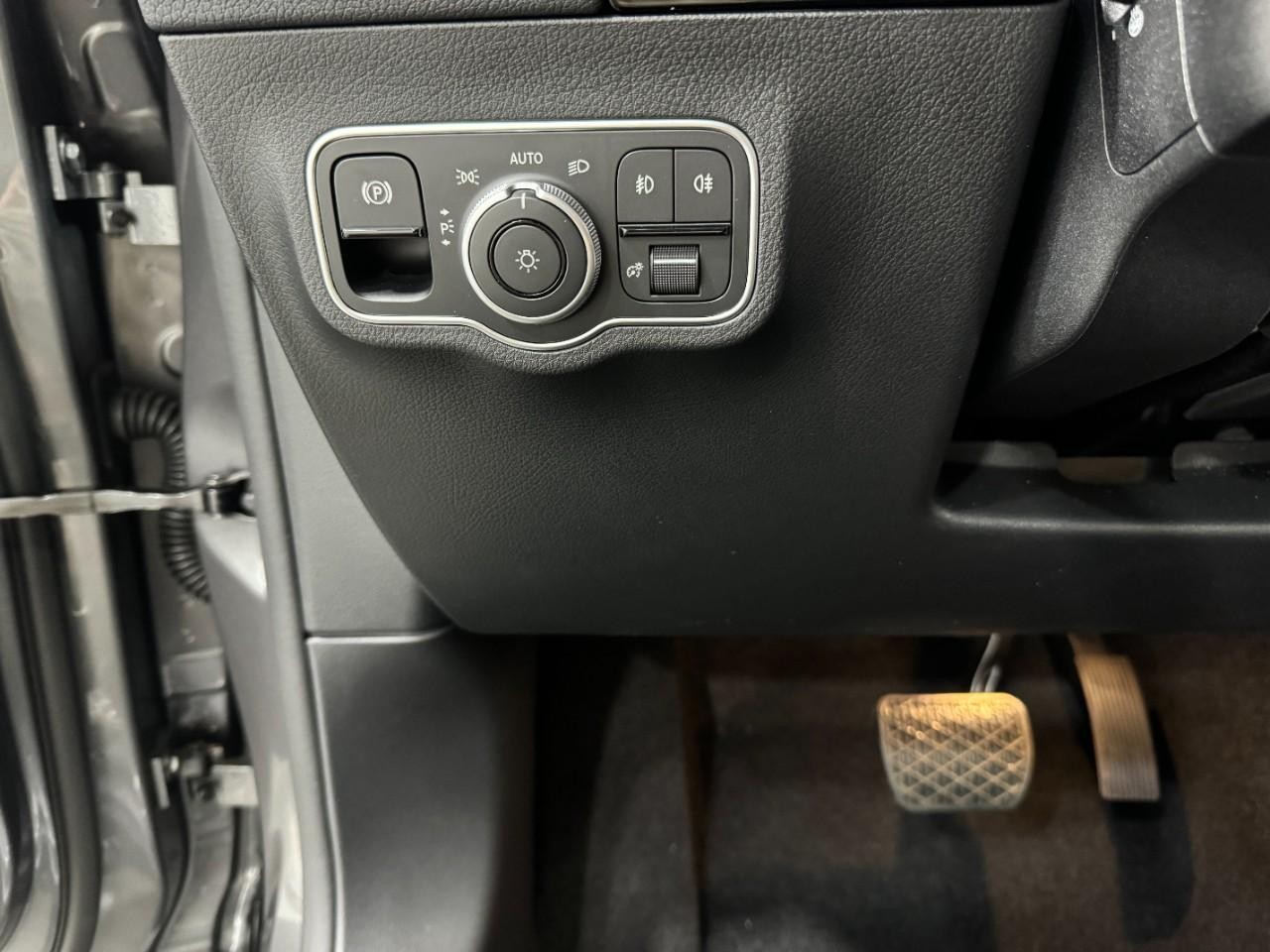 Mercedes-Benz GLA Vehicle Full-screen Gallery Image 31