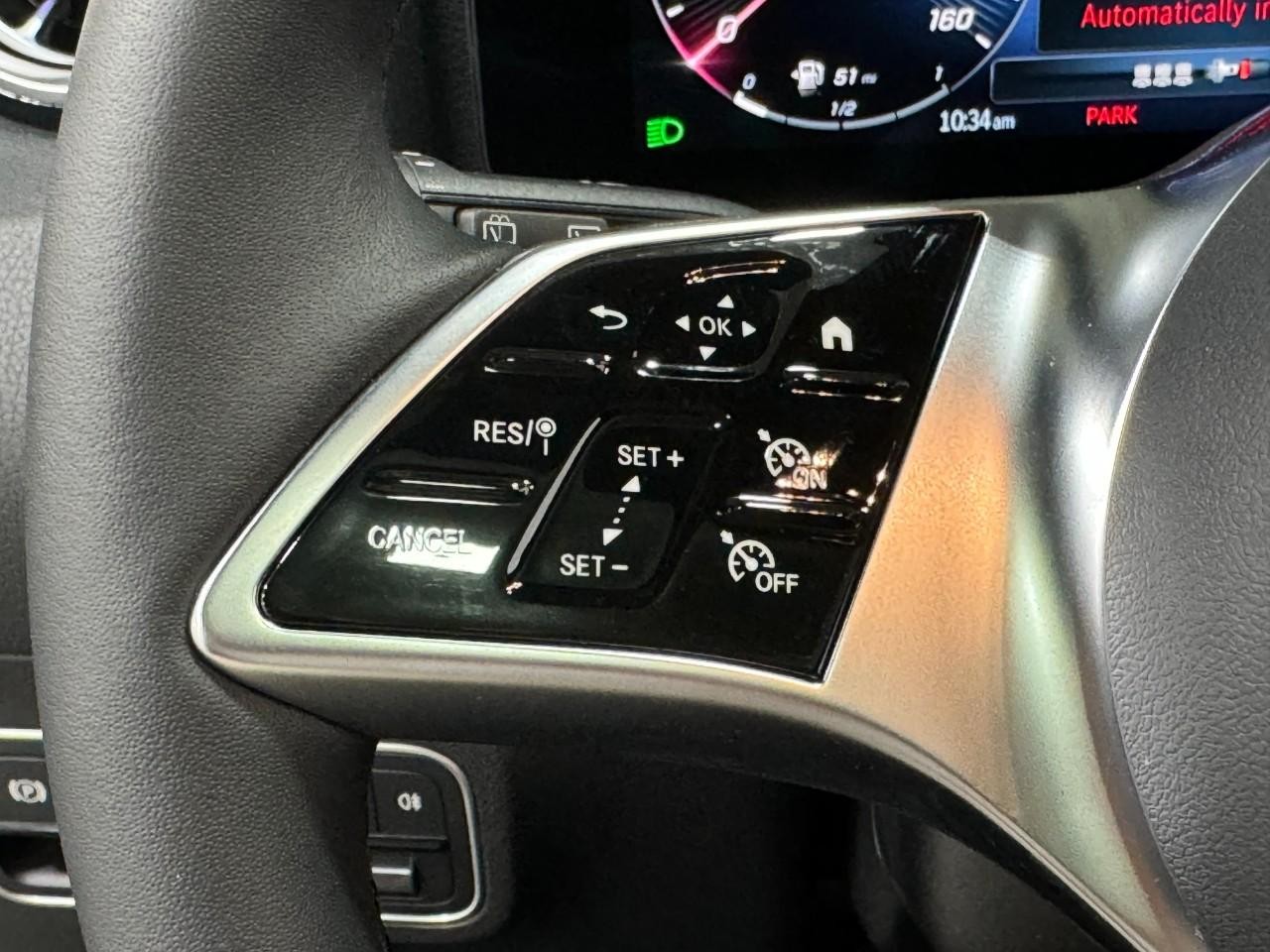 Mercedes-Benz GLA Vehicle Full-screen Gallery Image 32