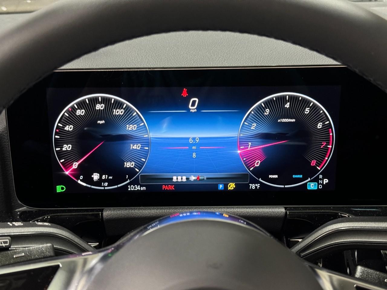 Mercedes-Benz GLA Vehicle Full-screen Gallery Image 34