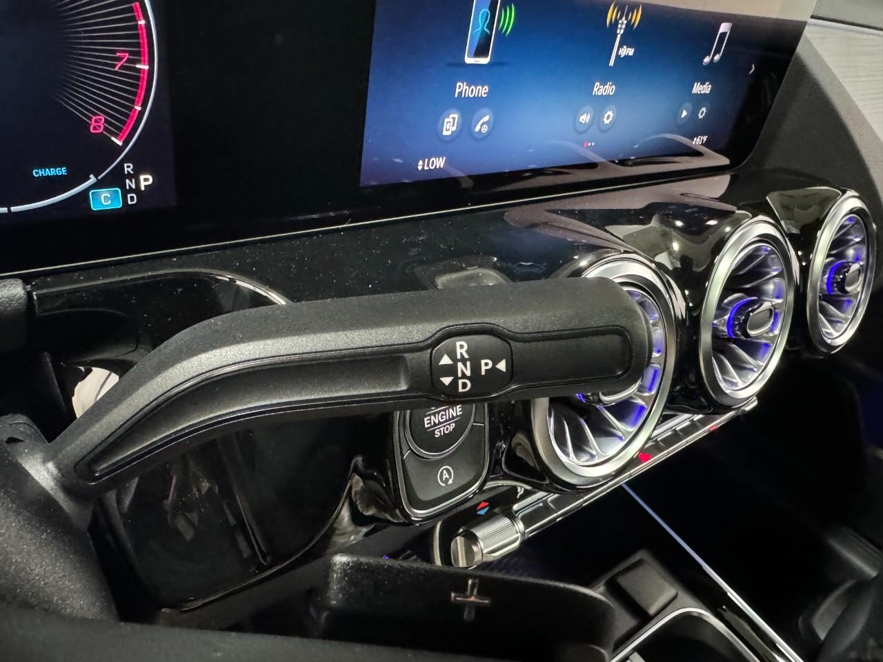 Mercedes-Benz GLA Vehicle Full-screen Gallery Image 35