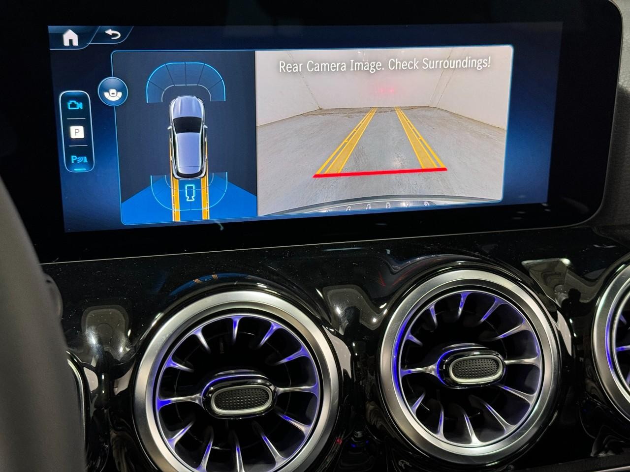 Mercedes-Benz GLA Vehicle Full-screen Gallery Image 36