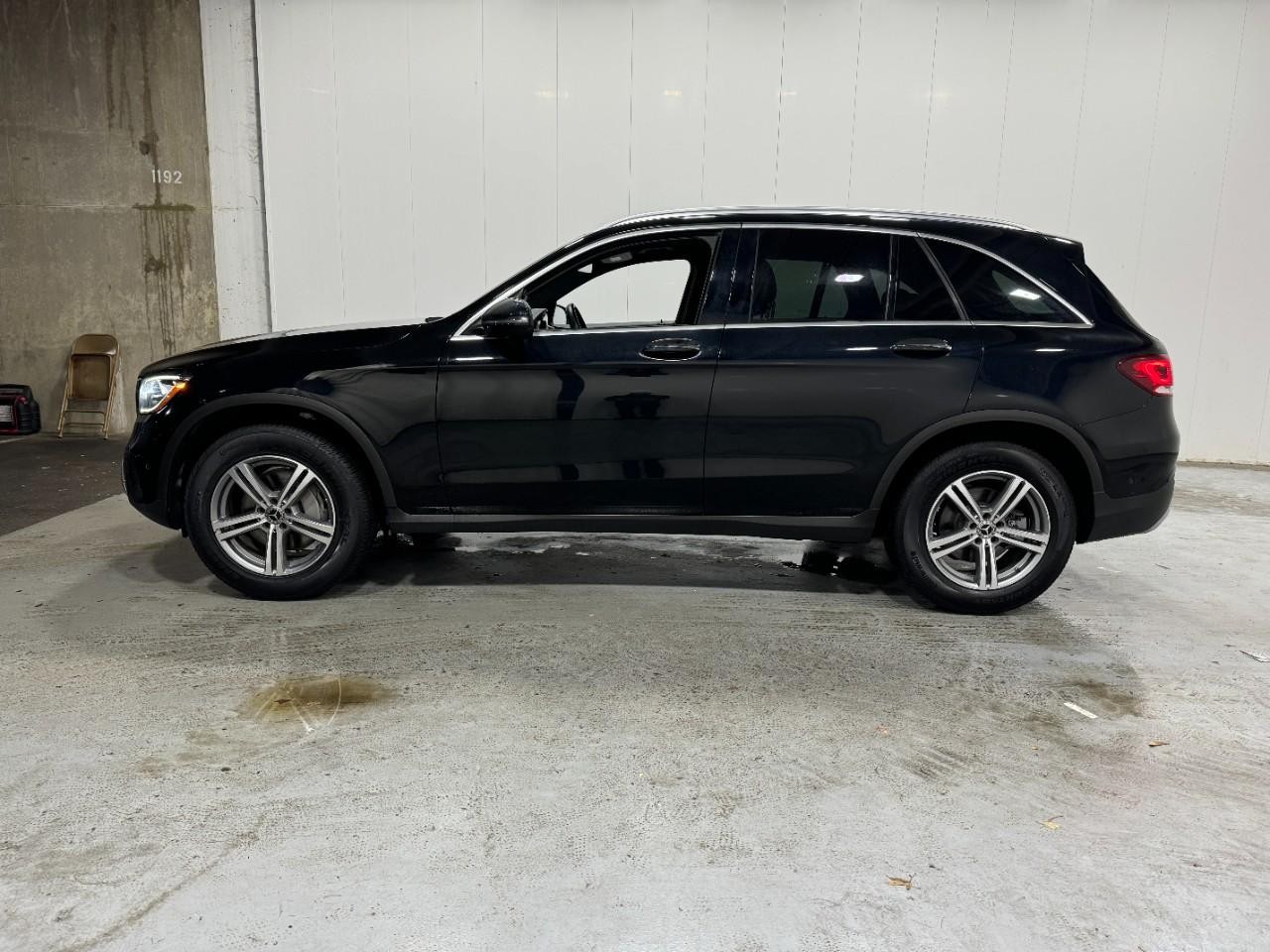 Mercedes-Benz GLC Vehicle Full-screen Gallery Image 2