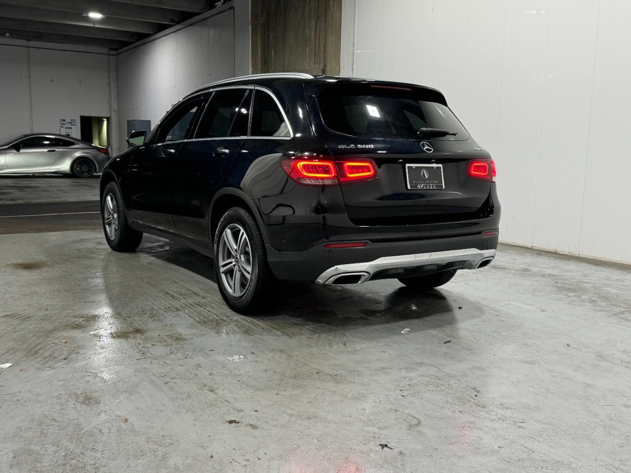 Mercedes-Benz GLC Vehicle Full-screen Gallery Image 3