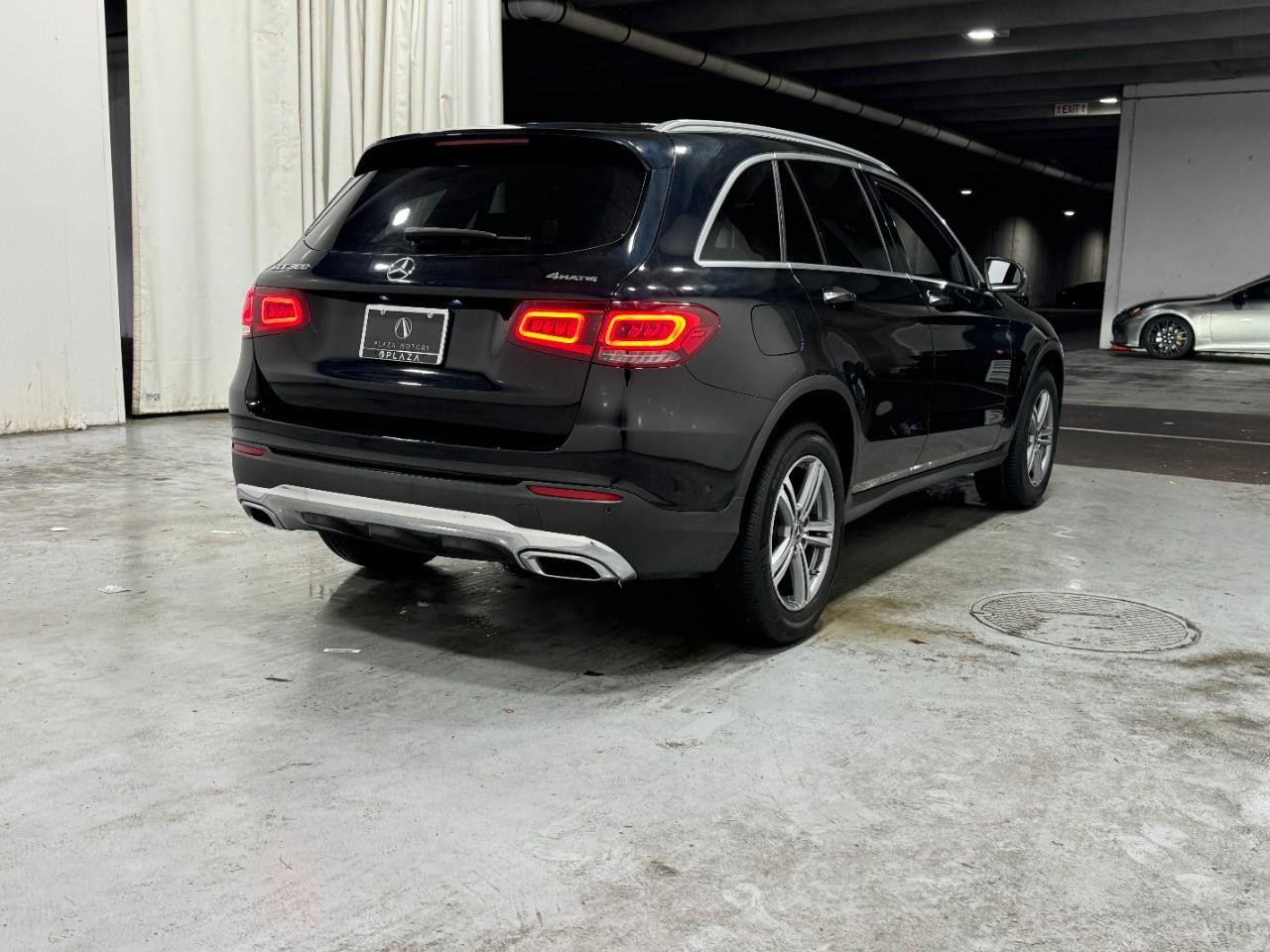 Mercedes-Benz GLC Vehicle Full-screen Gallery Image 4
