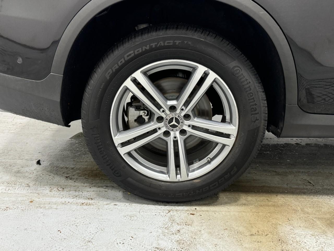 Mercedes-Benz GLC Vehicle Full-screen Gallery Image 5