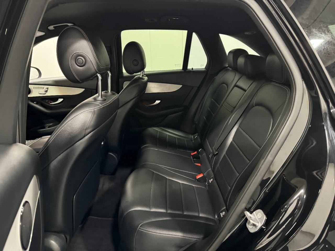 Mercedes-Benz GLC Vehicle Full-screen Gallery Image 8