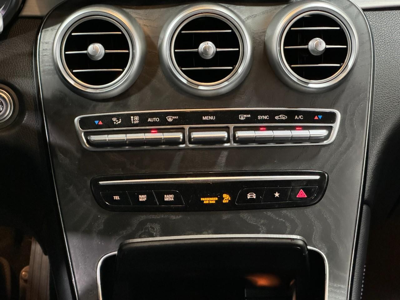 Mercedes-Benz GLC Vehicle Full-screen Gallery Image 14