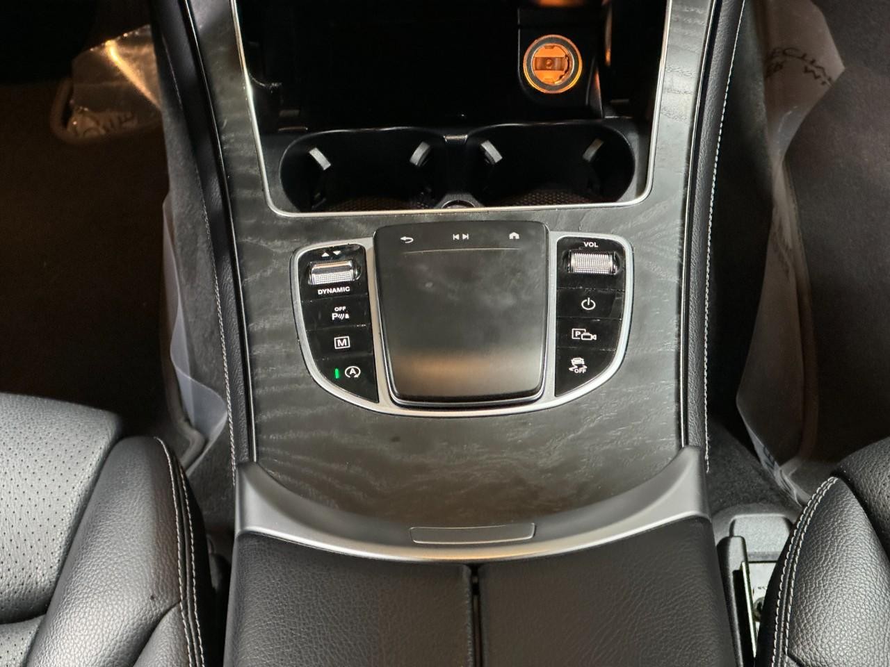 Mercedes-Benz GLC Vehicle Full-screen Gallery Image 15