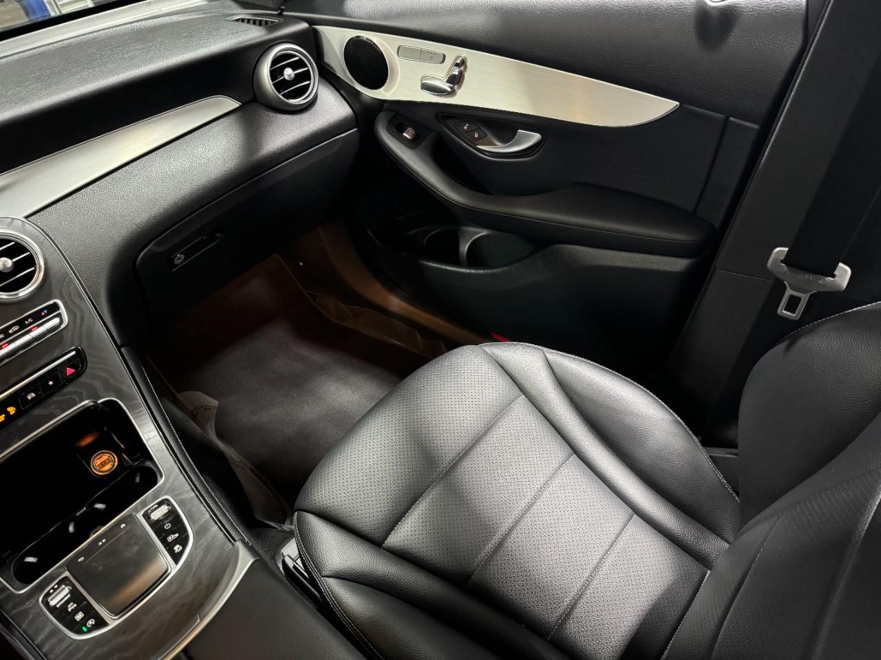 Mercedes-Benz GLC Vehicle Full-screen Gallery Image 16