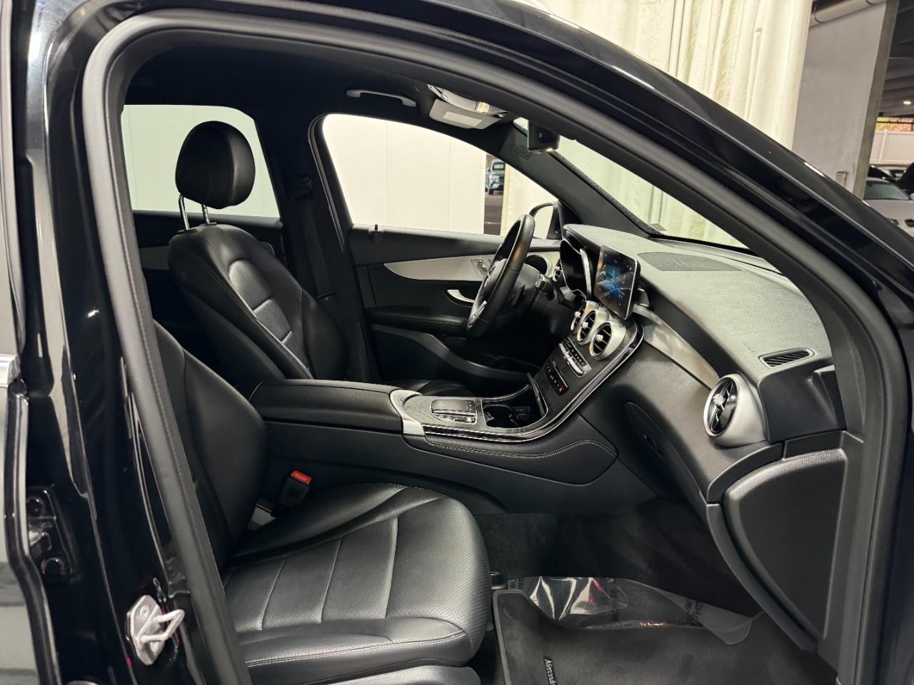 Mercedes-Benz GLC Vehicle Full-screen Gallery Image 17