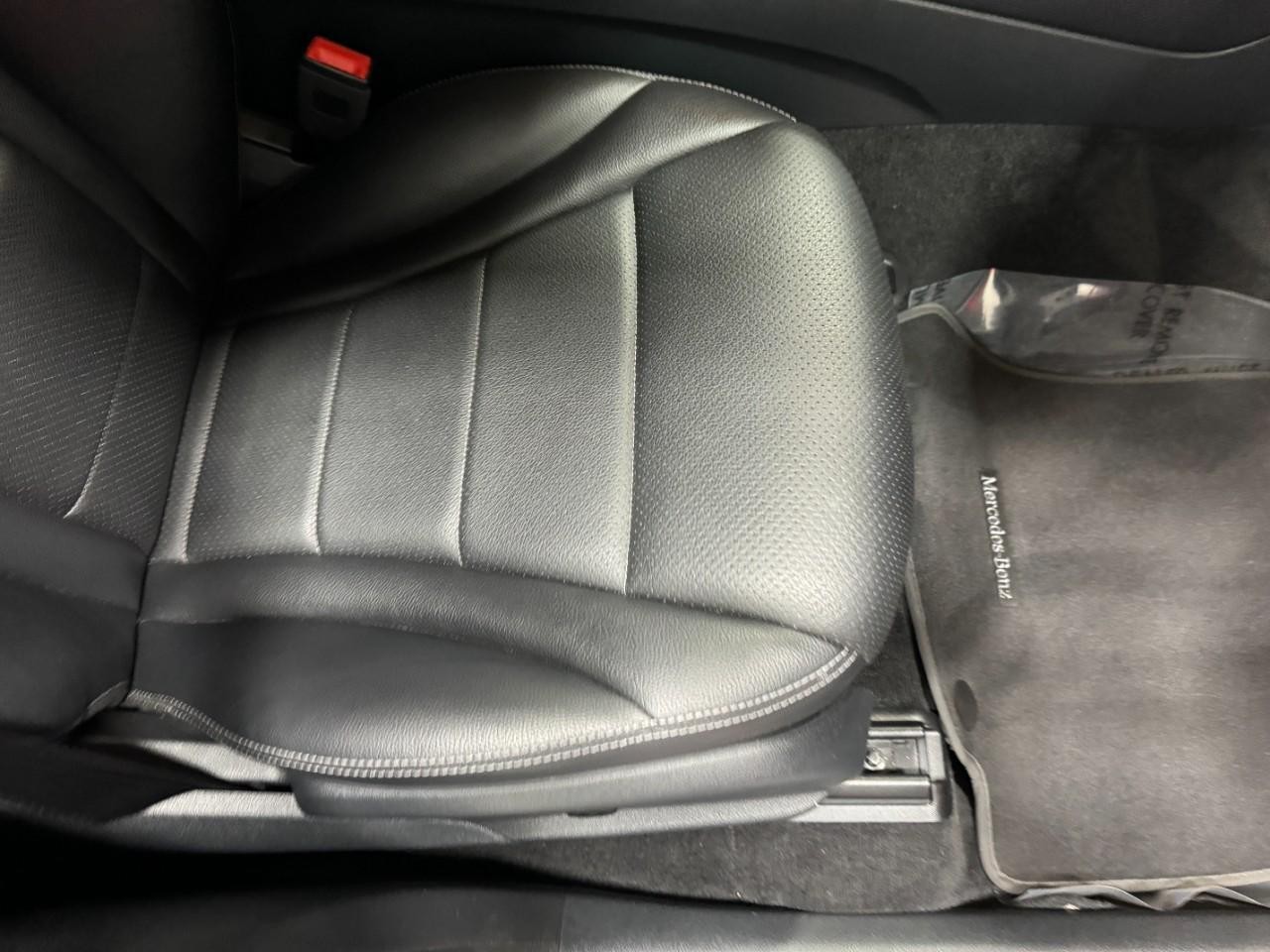 Mercedes-Benz GLC Vehicle Full-screen Gallery Image 18