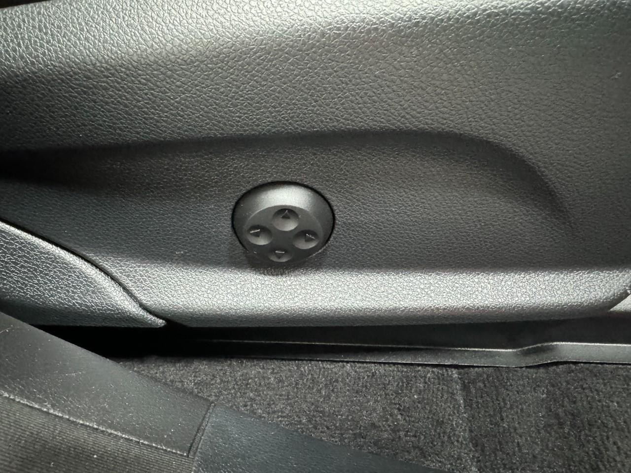 Mercedes-Benz GLC Vehicle Full-screen Gallery Image 19