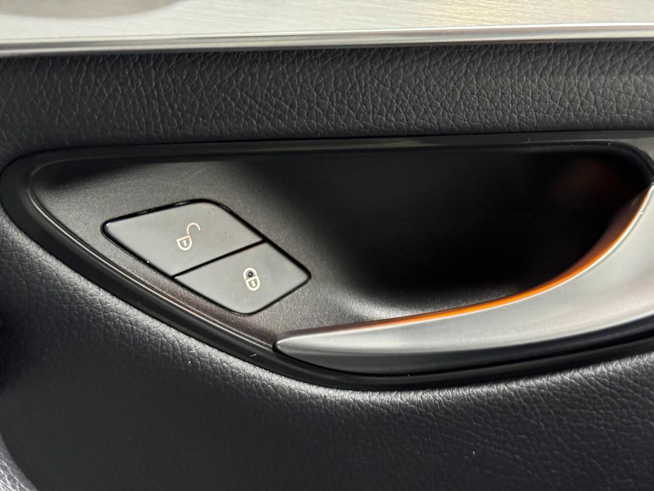 Mercedes-Benz GLC Vehicle Full-screen Gallery Image 21