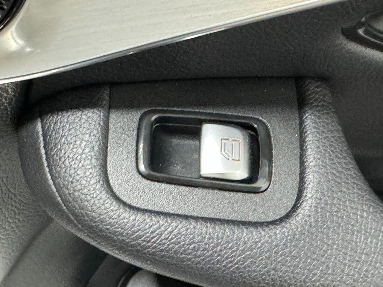 Mercedes-Benz GLC Vehicle Full-screen Gallery Image 22