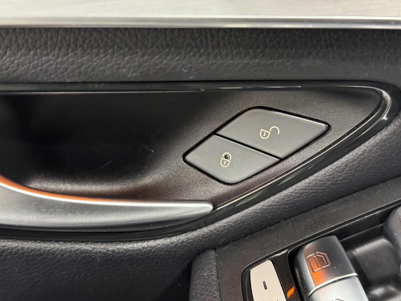 Mercedes-Benz GLC Vehicle Full-screen Gallery Image 24