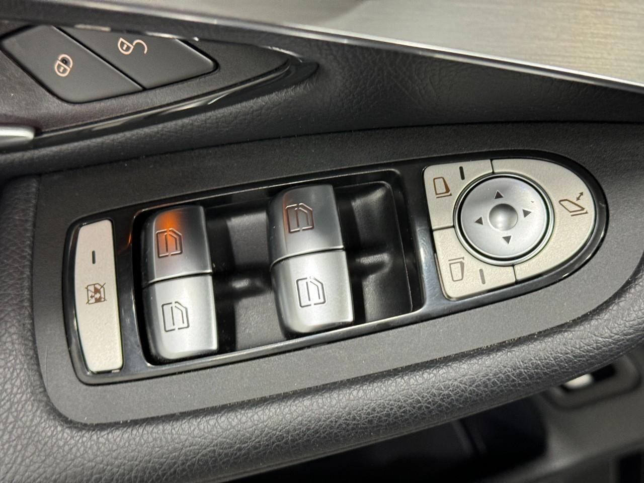 Mercedes-Benz GLC Vehicle Full-screen Gallery Image 25