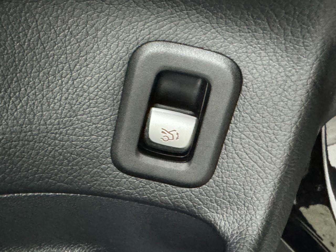 Mercedes-Benz GLC Vehicle Full-screen Gallery Image 26