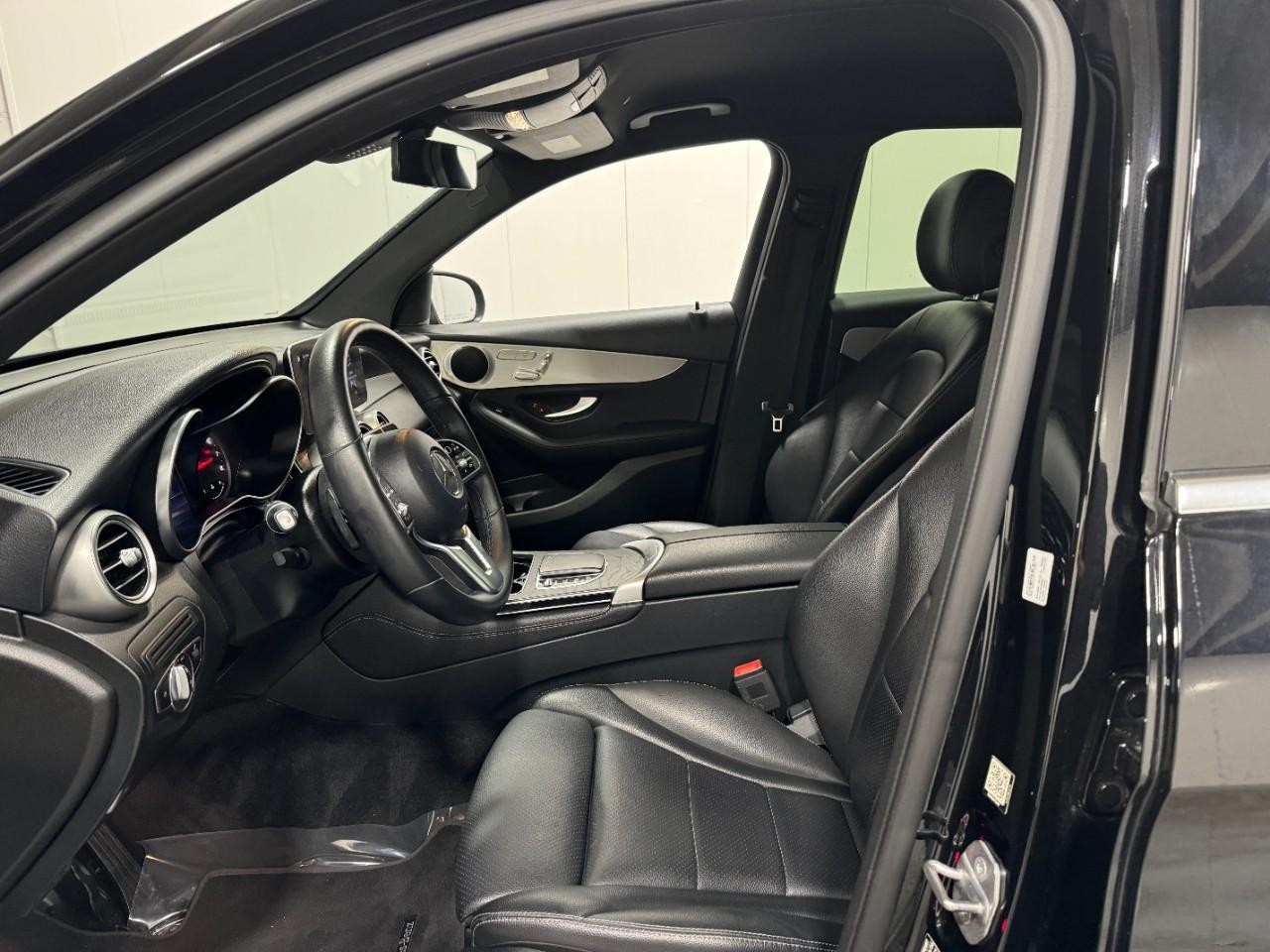 Mercedes-Benz GLC Vehicle Full-screen Gallery Image 27