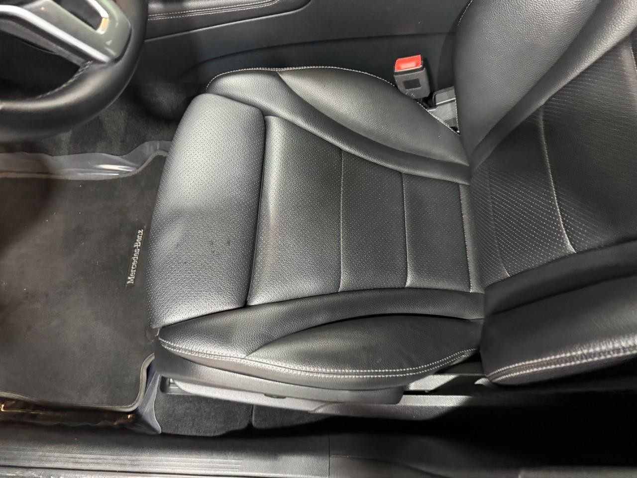 Mercedes-Benz GLC Vehicle Full-screen Gallery Image 28