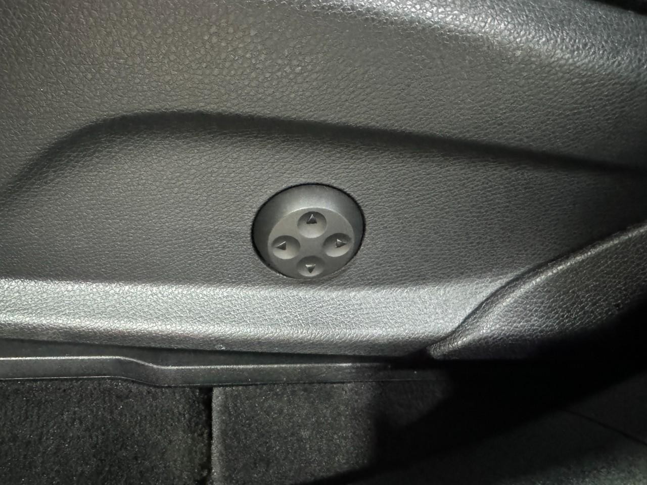 Mercedes-Benz GLC Vehicle Full-screen Gallery Image 29