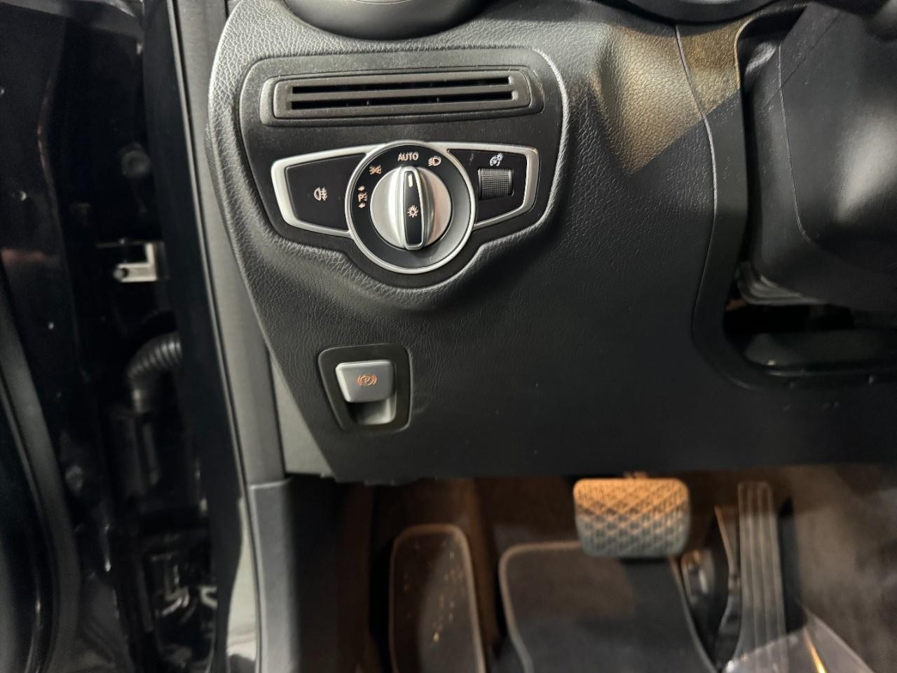 Mercedes-Benz GLC Vehicle Full-screen Gallery Image 30