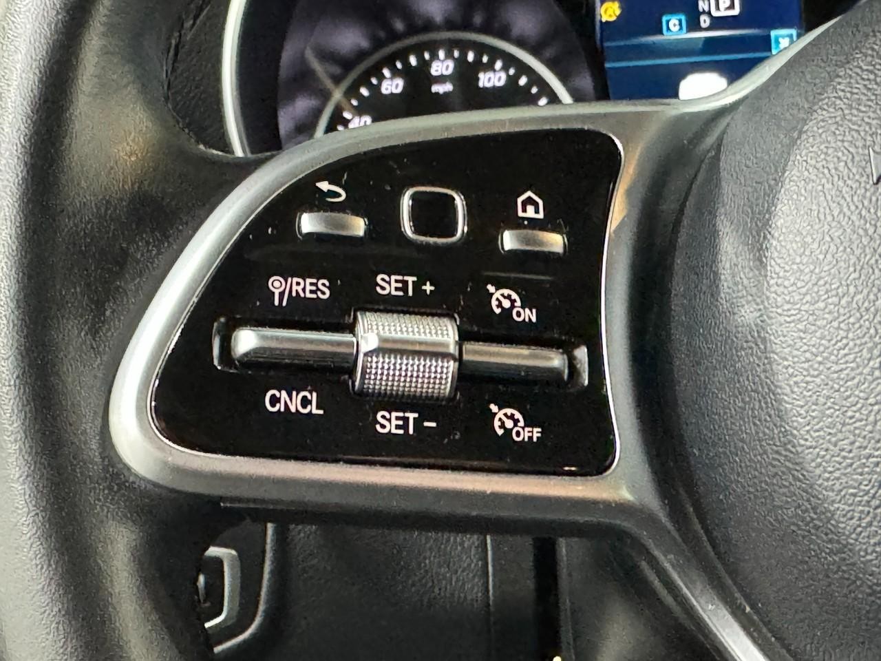 Mercedes-Benz GLC Vehicle Full-screen Gallery Image 31