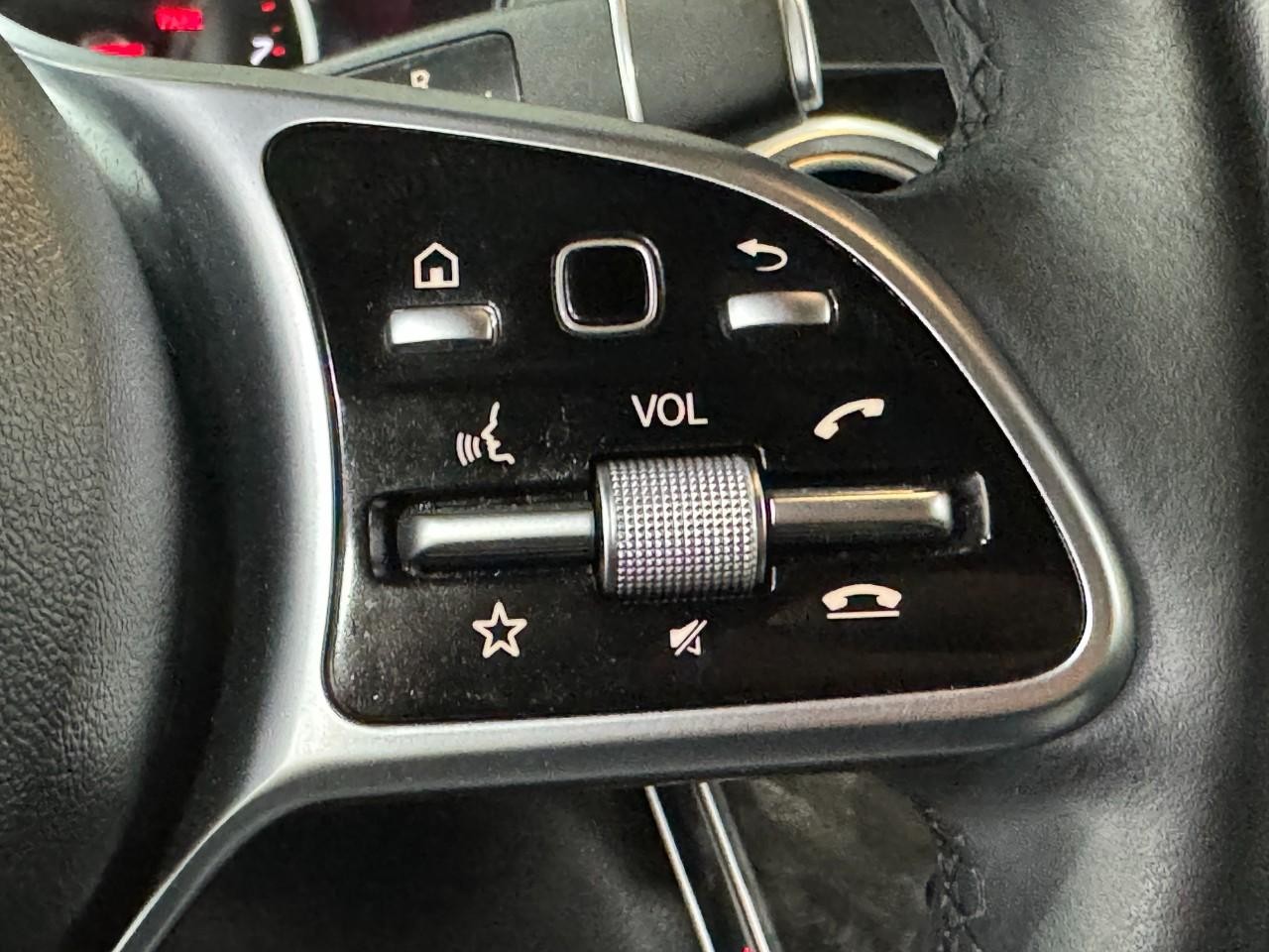 Mercedes-Benz GLC Vehicle Full-screen Gallery Image 32